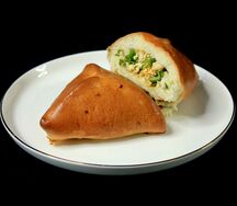 Пирожок с зеленым луком и яйцом