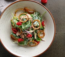 Салат с печенью трески и малиной