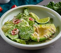 Салат с ромейном и авокадо