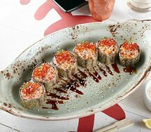 Ролл Темпура с копченым лососем и красной икрой