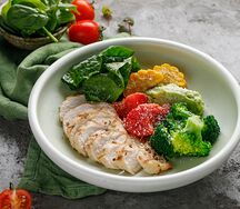 Куриная грудка с кремом из авокадо и овощами