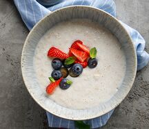 Овсяная каша со свежими ягодами