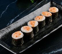 Острый ролл с копченым лососем