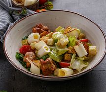 Теплый салат с курицей и копченым сыром сулугуни