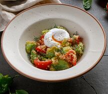 Салат с киноа, авокадо и яйцом пашот