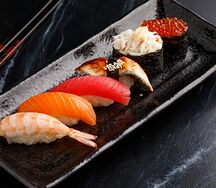Суши с лососем
