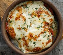 Жареный сыр сулугуни со свежими томатами