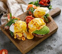 Яйцо Бенедикт с форелью, свежей руколой