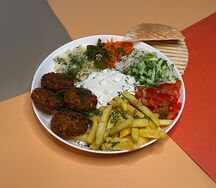 Фалафель на тарелке