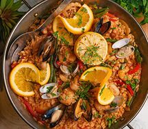 Паэлья с морепродуктами, шафраном и овощами