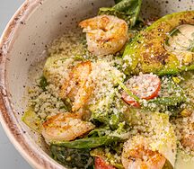 Салат с креветками-гриль, авокадо и черри