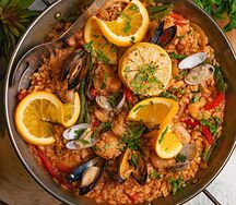 Паэлья с морепродуктами, шафраном и овощами
