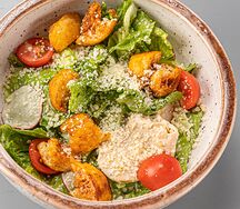 Салат с курицей, пармезаном и крутонами из чиабатты