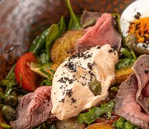 Салат с ростбифом, овощами и альмагроте