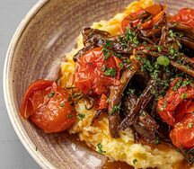 Томлёная говядина с картофельным пюре и мясным соусом