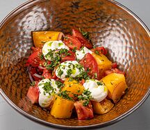 Салат с томатами, печёным перцем и кремом из брынзы