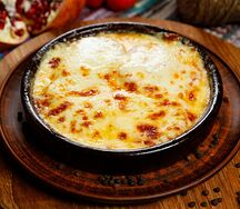 Запечённый сыр сулугуни с помидорами