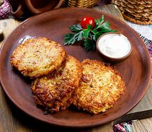 Картофельные драники с беконом и соусом тартар