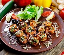 Креветки на гриле с соусом песто и пармезаном