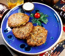 Картофельные драники с грибами и соусом тартар