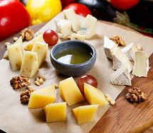 Ассорти из сыров с медом и кедровым орехом
