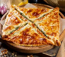 Хачапури со шпинатом и сыром сулугуни