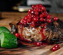 Котлета Горыныч с брусничным соусом