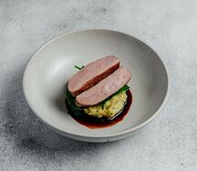 Утка, толченый картофель и соус демиглас