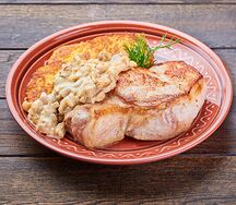 Корейка свиная с картофельными дерунами и сливочно-грибным соусом