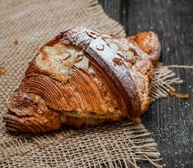 Круассан с миндалем