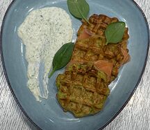 Драники из цукини с соусом дзадзики и красной рыбой