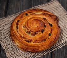 Улитка с изюмом и кремом