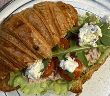 Круассан с тунцом и соусом Тартар