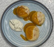 Сырники со сметаной и фруктовым соусом