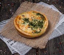 Киш с лососем и шпинатом