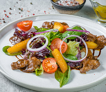 Теплый салат с куриной печенью