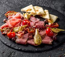 Мясные деликатесы с артишоками