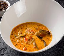 Том-ям с морепродуктами и диким рисом
