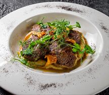 Говяжьи щеки с пюре из кореньев