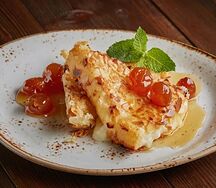 Жареный сулугуни с миндальной корочкой и вареньем