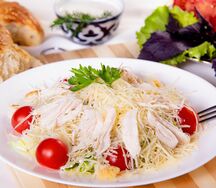 Салат Цезарь с курицей