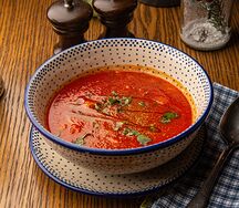 Томатный суп с розовой креветкой и ризони