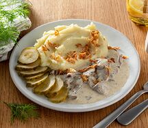 Картофельное пюре с грибной заливкой, луком фри и маринованными огурчиками