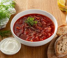 Борщ с говядиной, со сметаной и хлебом