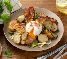 Салат с беконом и яйцом