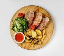 Буженина с брусничным соусом