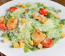Салат Цезарь с куриной грудкой гриль