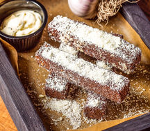 Ржаные чесночные гренки с пармезаном