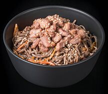 Соба гречневая с курицей в соусе сливочный