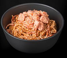 Яичная лапша с лососем в сливочном соусе